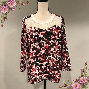 Scoop neck  floral  print blouse with lace details